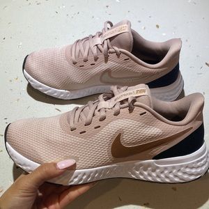 New and Never worn. Women’s Nike running shoes!